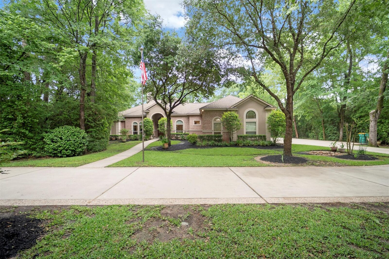 Property Photo:  3 Quinns Cabin Court  TX 77304 