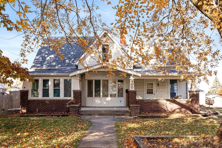 Property Photo: 900 E Salem Avenue IA 50125