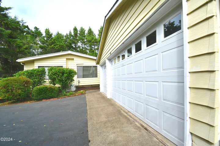 Property Photo: 6322 Rhododendron Avenue OR 97388