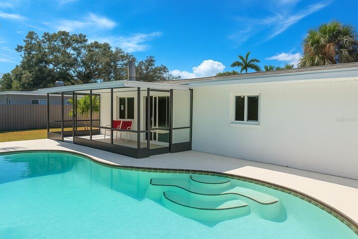 Property Photo: 4201 14th Way NE FL 33703