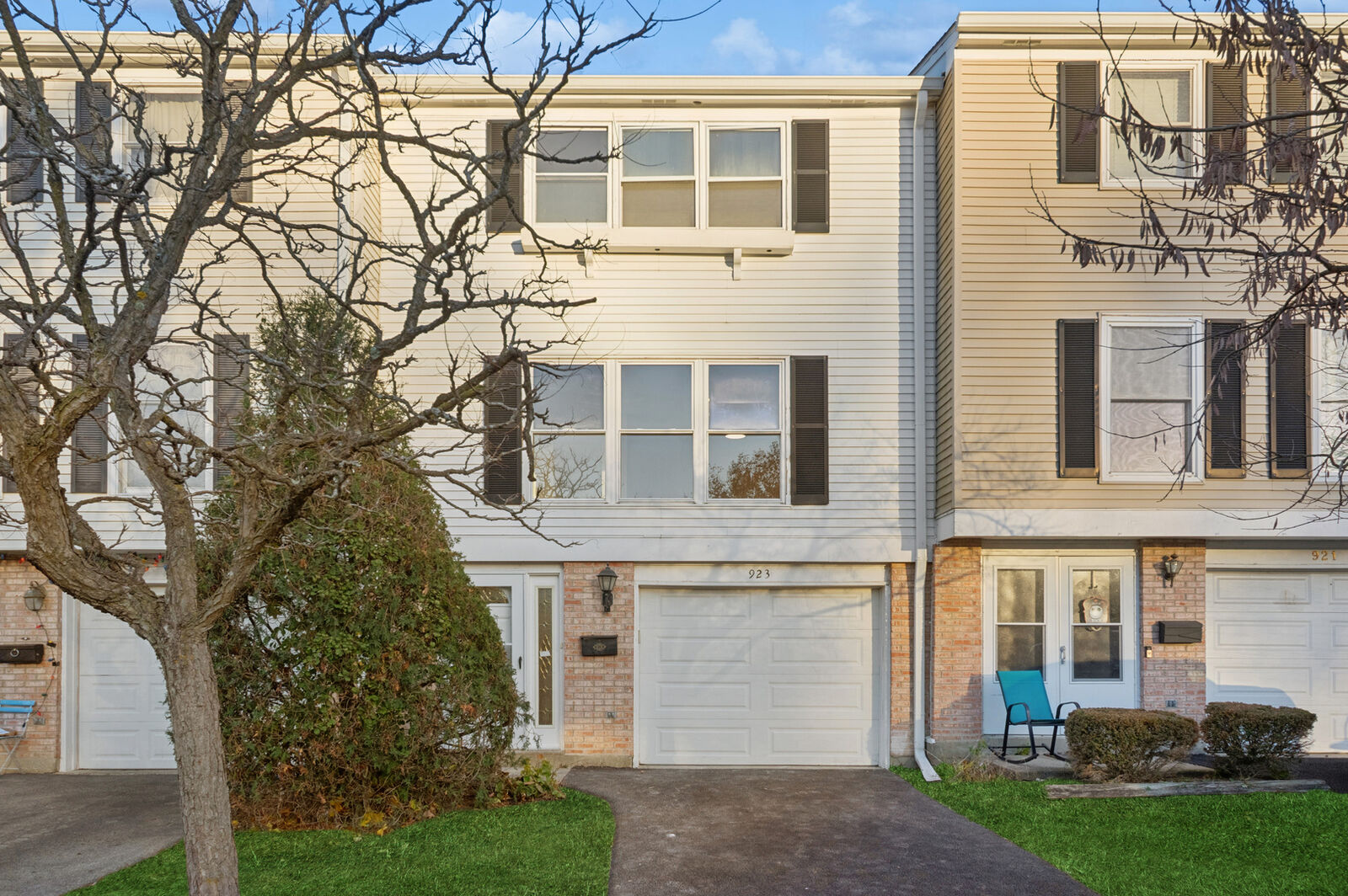 Property Photo:  923 Banbury Court  IL 60194 