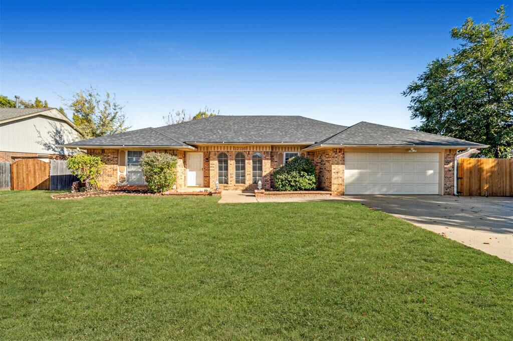 Property Photo: 12116 Willow Way OK 73162