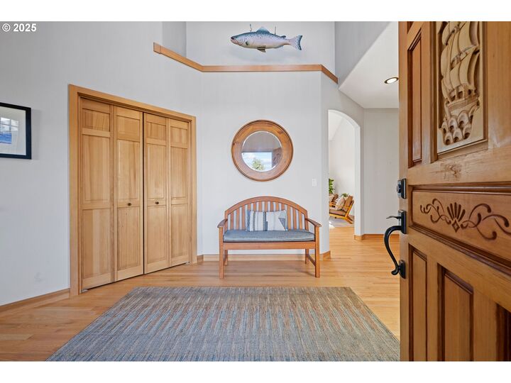 Property Photo:  847 Summit Ave  OR 97138 