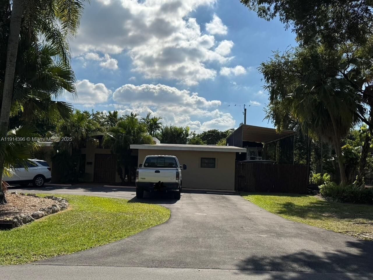 Property Photo: 10440 SW 110th St FL 33176