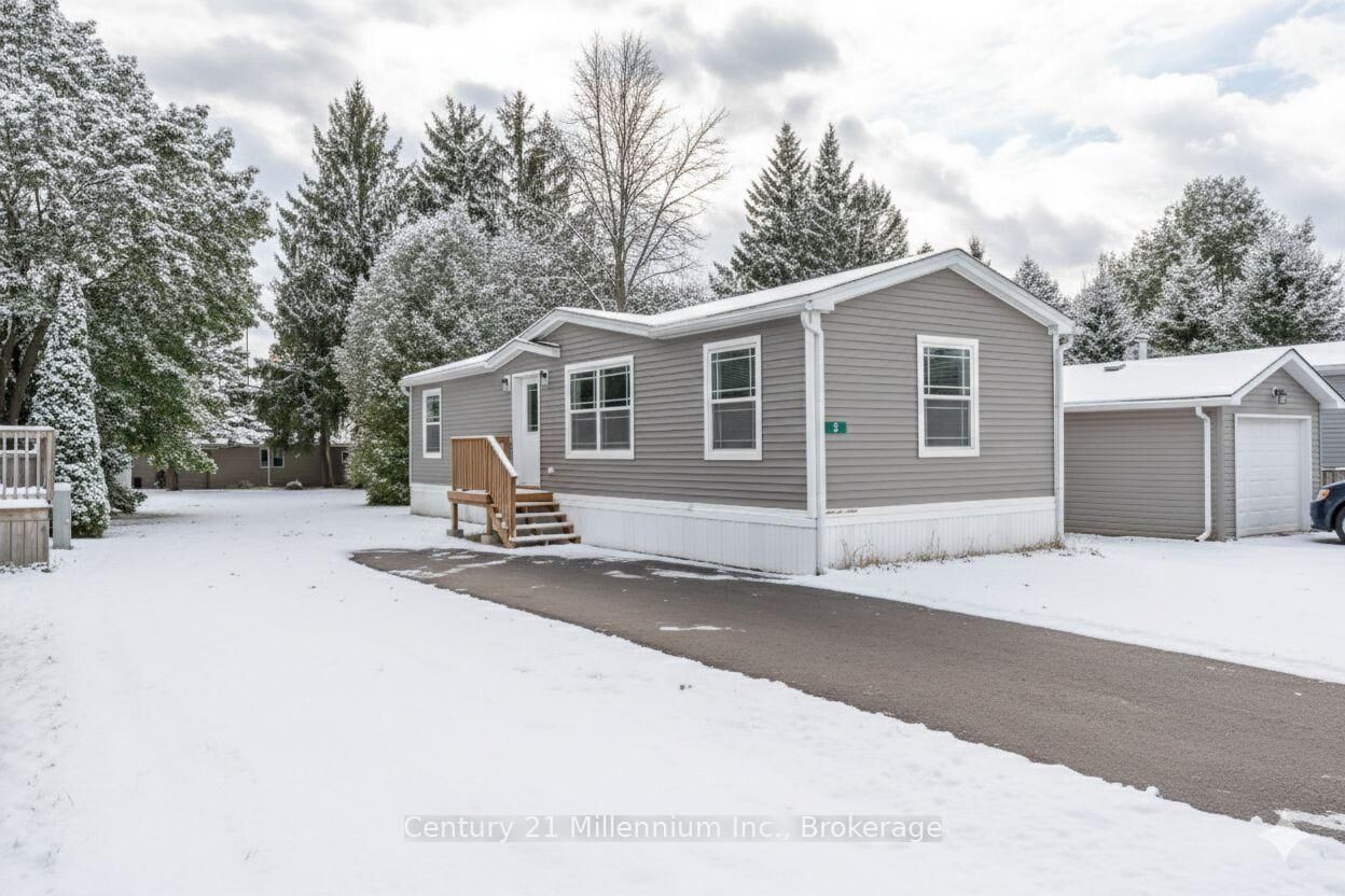 Property Photo:  8 Sussex Square  ON N4K 5N5 