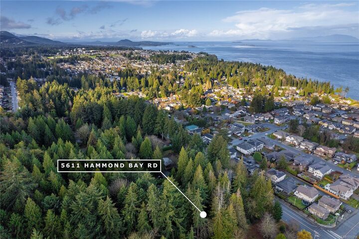 Property Photo: 5611 Hammond Bay Rd BC V9T 5N2