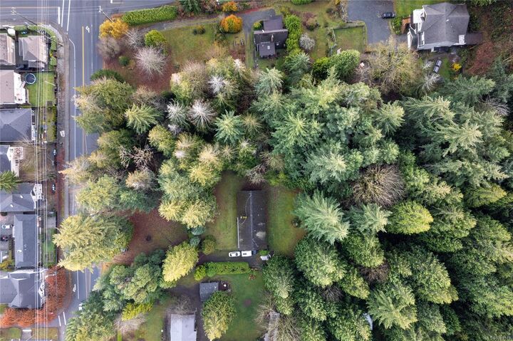 Property Photo: 5621 Hammond Bay Rd BC V9T 5N2