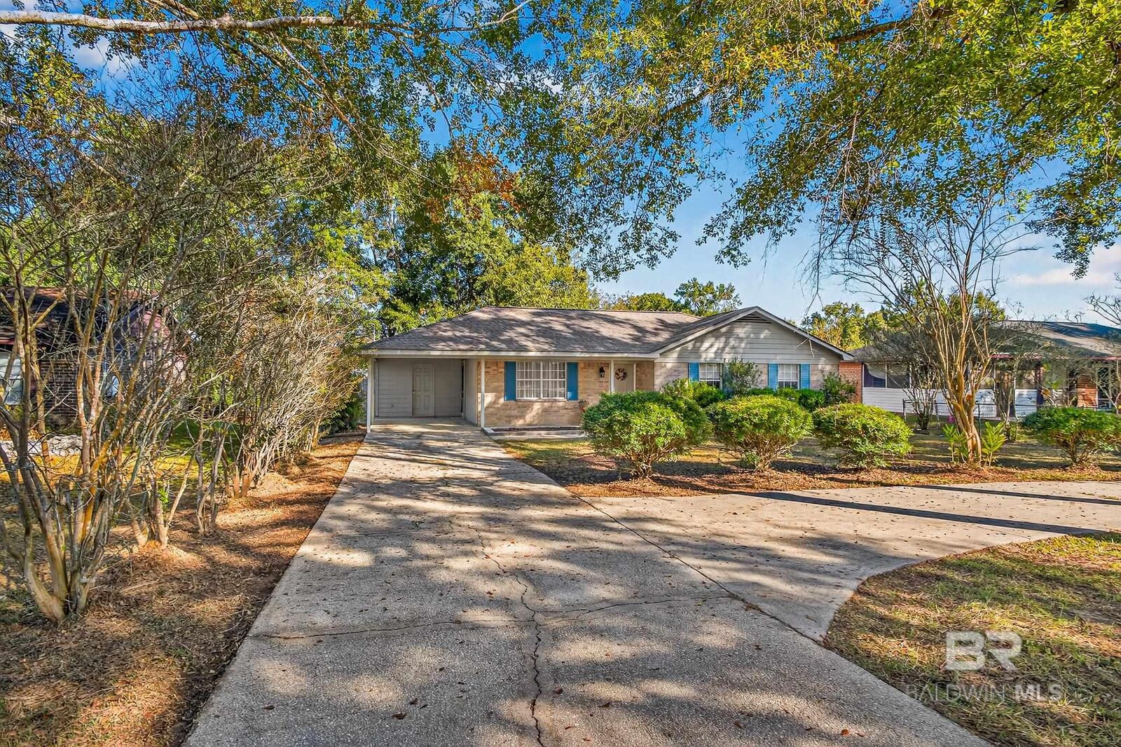Property Photo: 715 E Verbena Avenue AL 36535