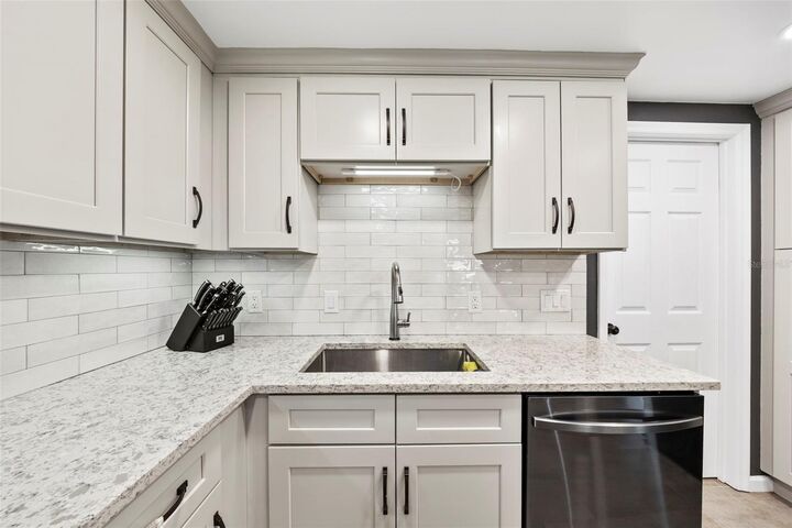 Property Photo: 1505 Roslyn Avenue FL 34207