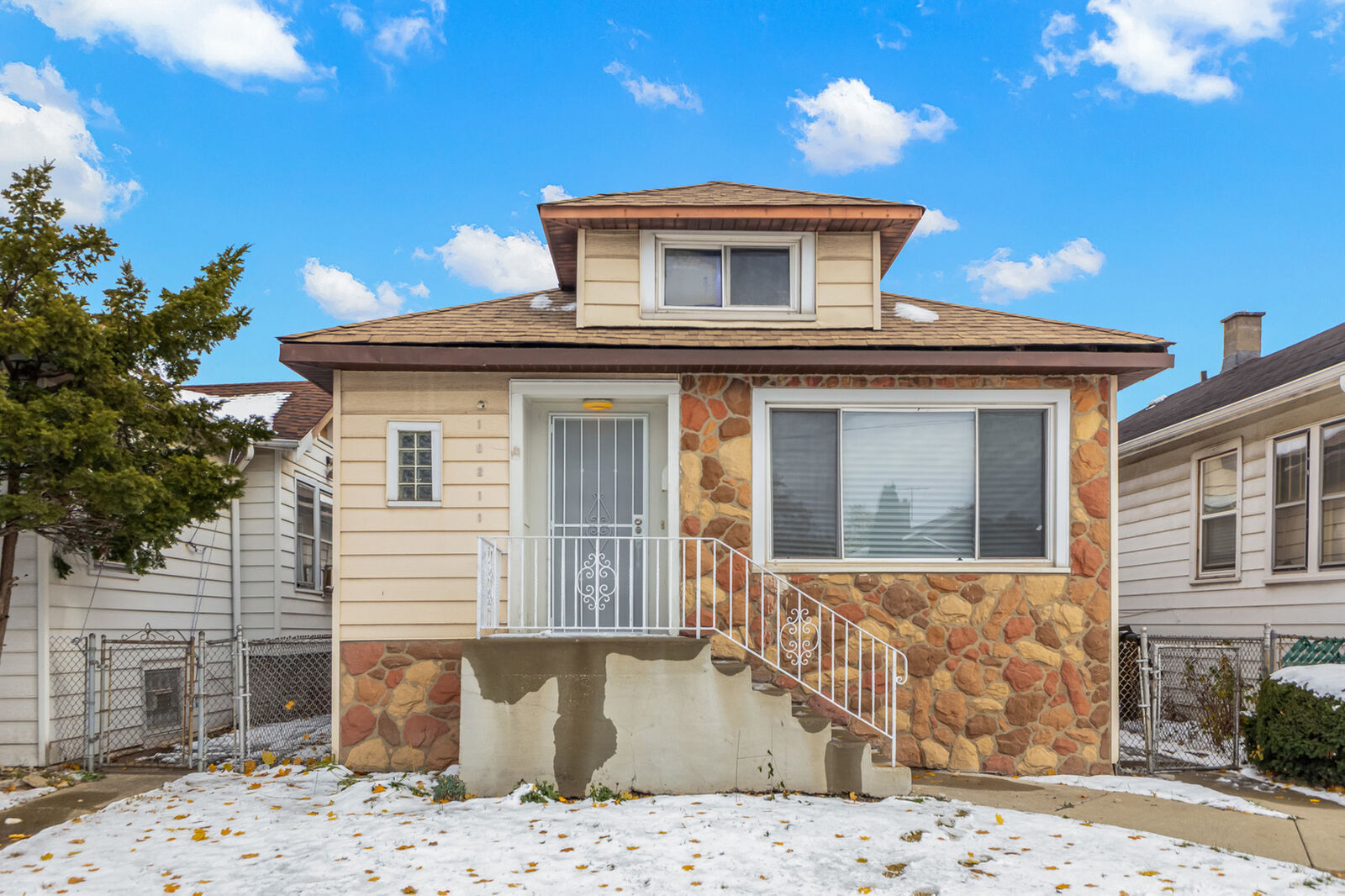 Property Photo: 10211 S Yale Avenue IL 60628