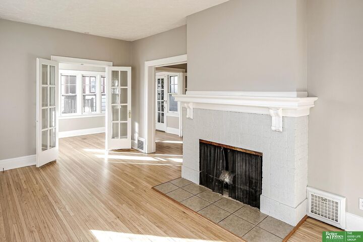 Property Photo:  1050 S 35th Avenue  NE 68105 