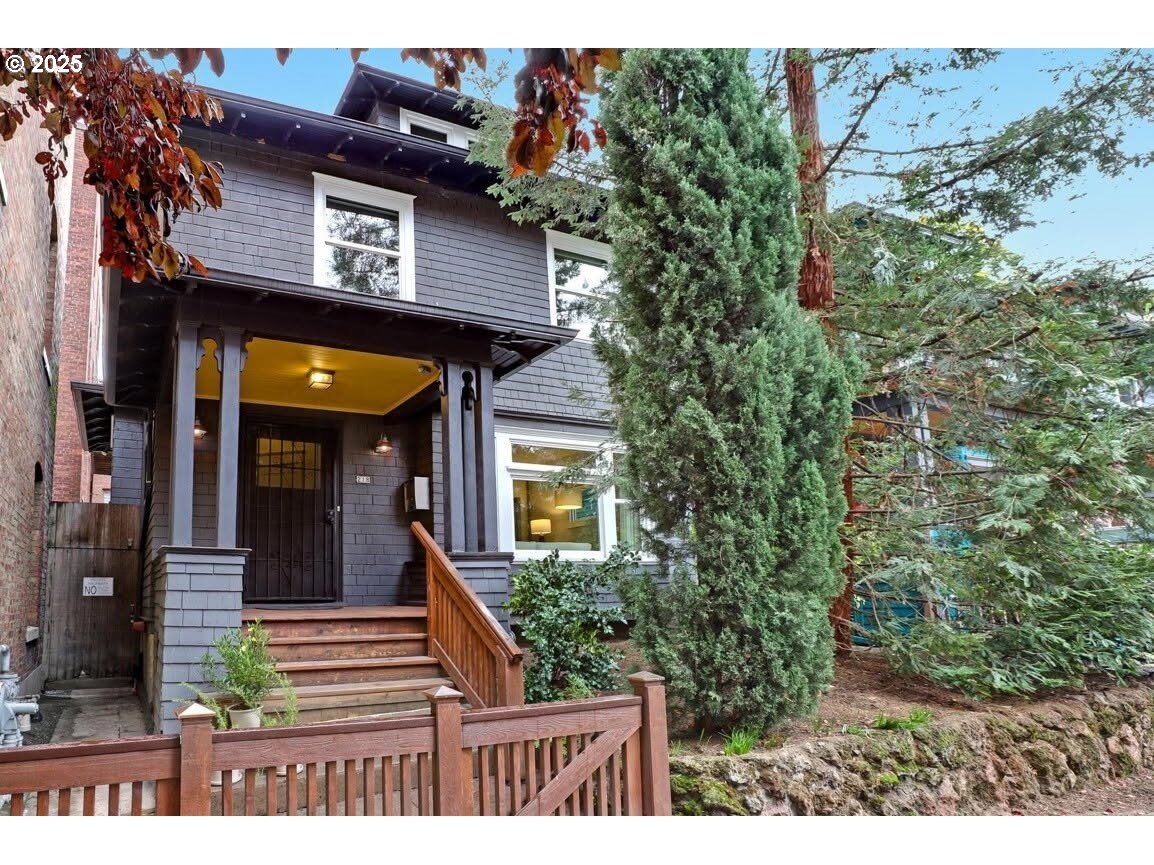 Property Photo: 218 NW 22nd Pl OR 97210