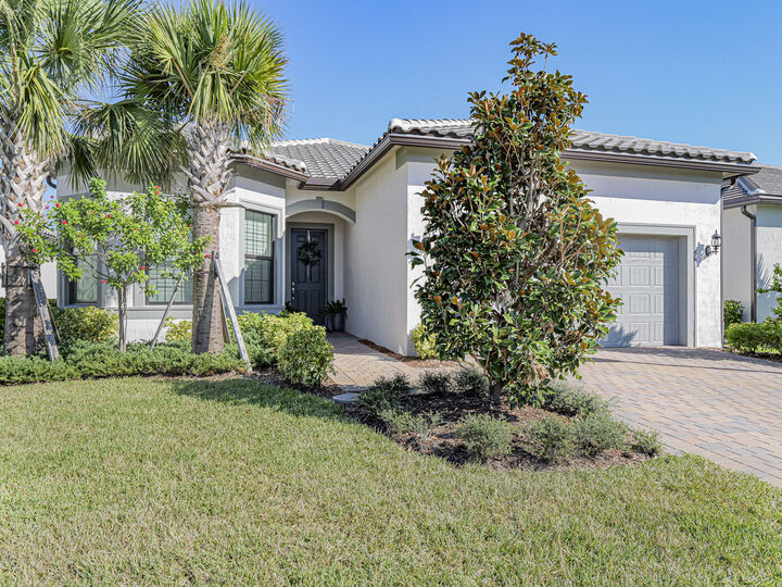 Property Photo: 781 SE Courances Drive FL 34984