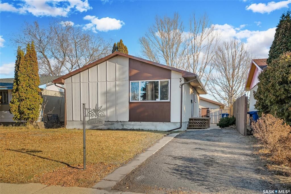 Property Photo:  330 Smallwood Crescent  SK S4L 4S5 
