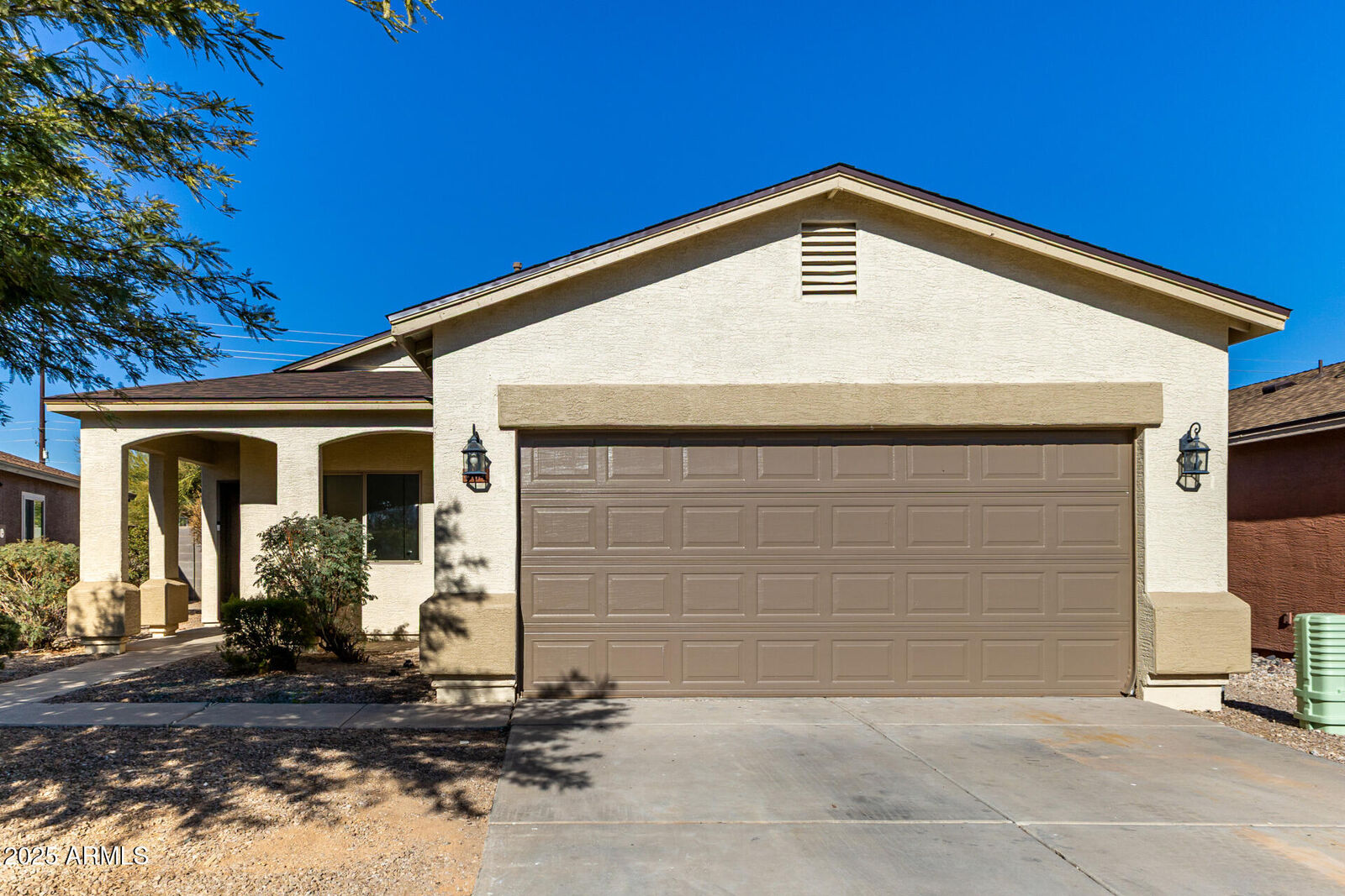 Property Photo:  864 E Silversmith Trail  AZ 85143 