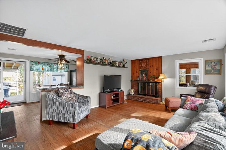 Property Photo: 612 Meadowvale Lane PA 19063