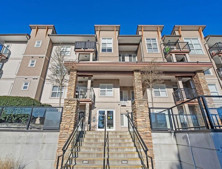 Photo de la propriété: 20175 53 407 BC V3A 0J8