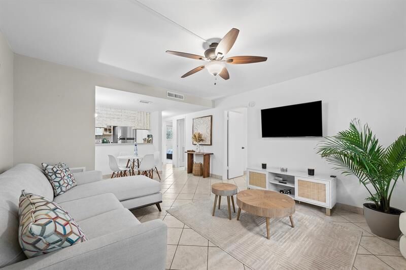 Property Photo:  1000 SE 15th St 103  FL 33316 