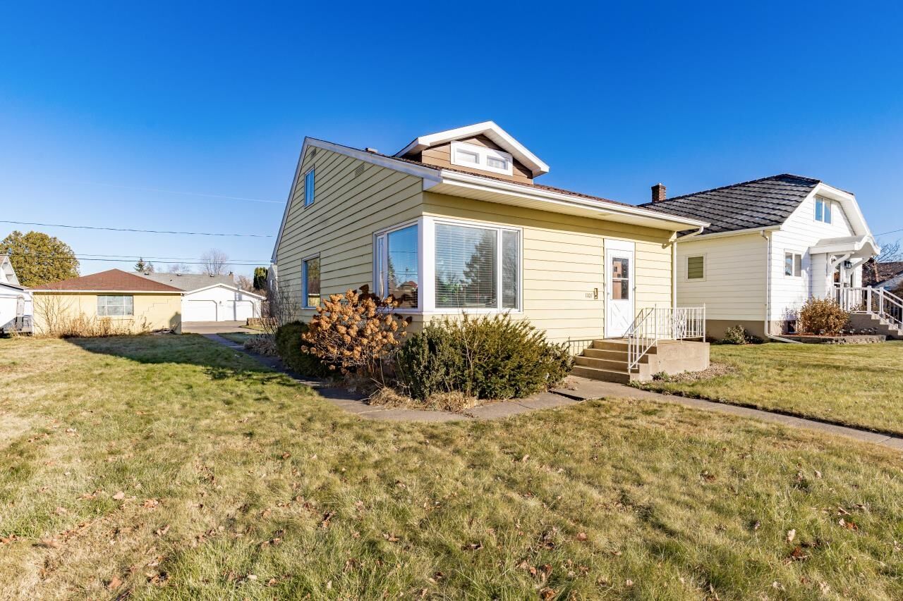 Property Photo: 1107 E 6th St WI 54880