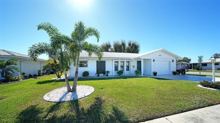 Property Photo:  3904 Chinaberry Road  FL 34208 
