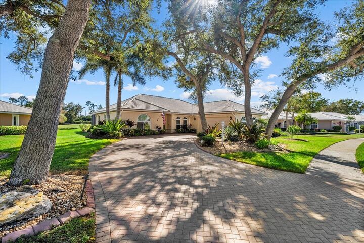 Property Photo: 1424 Gleneagles Drive FL 34292