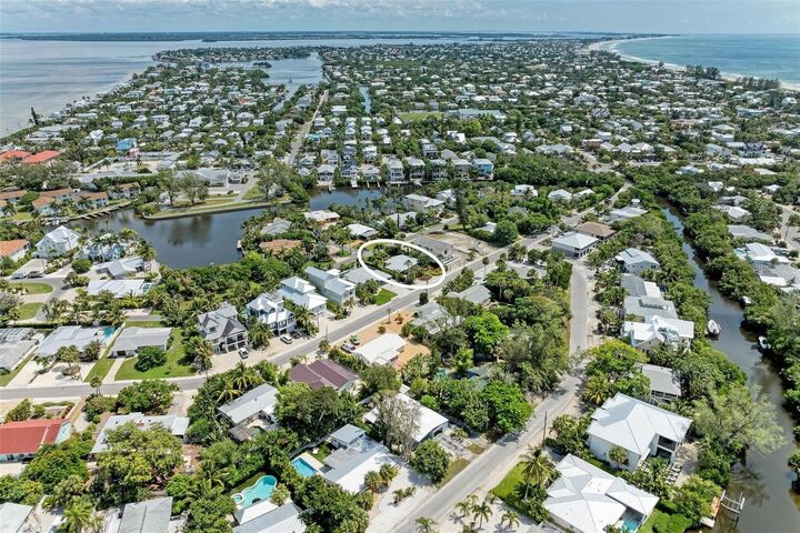 Property Photo: 136 Crescent Dr FL 34216