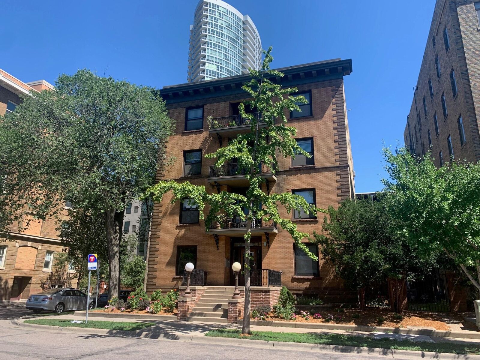 Property Photo:  1401 Willow Street 9  MN 55403 