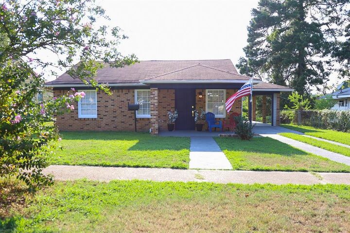 Property Photo:  400 3rd Street SE  LA 71075 