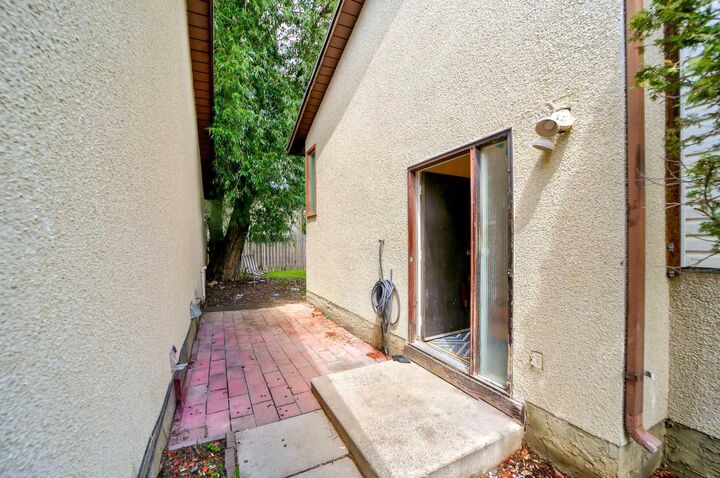 Property Photo:  3 Columbia Place W  AB T1K 5A8 