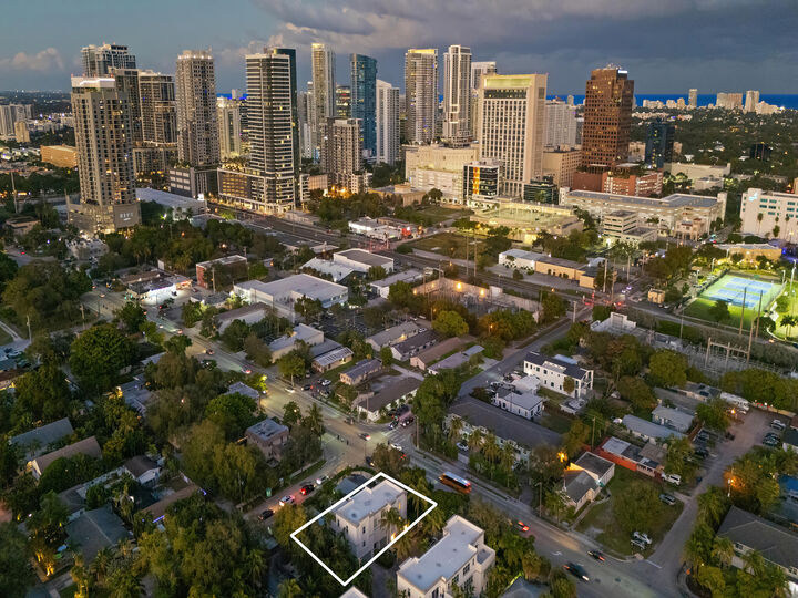 Property Photo: 705 SW 4th Avenue FL 33315