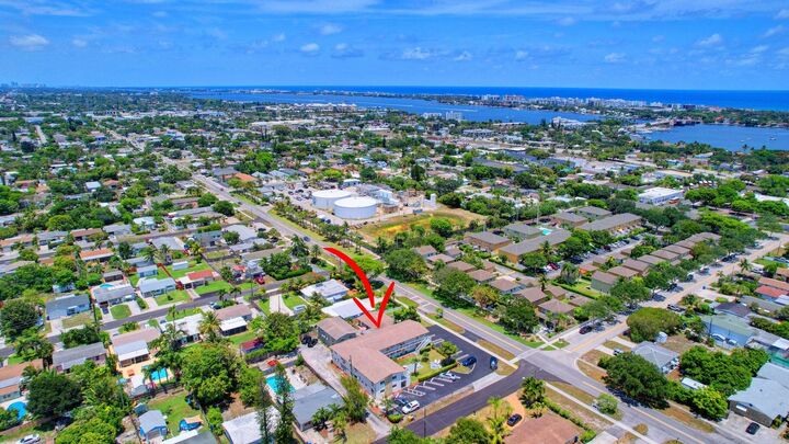 Property Photo: 525 S Broadway Street FL 33462