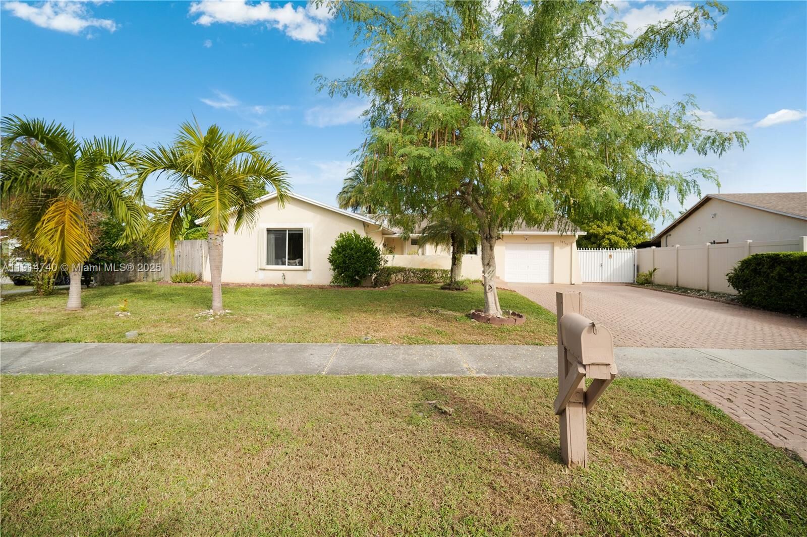 Property Photo: 13249 SW 86th Ln FL 33183