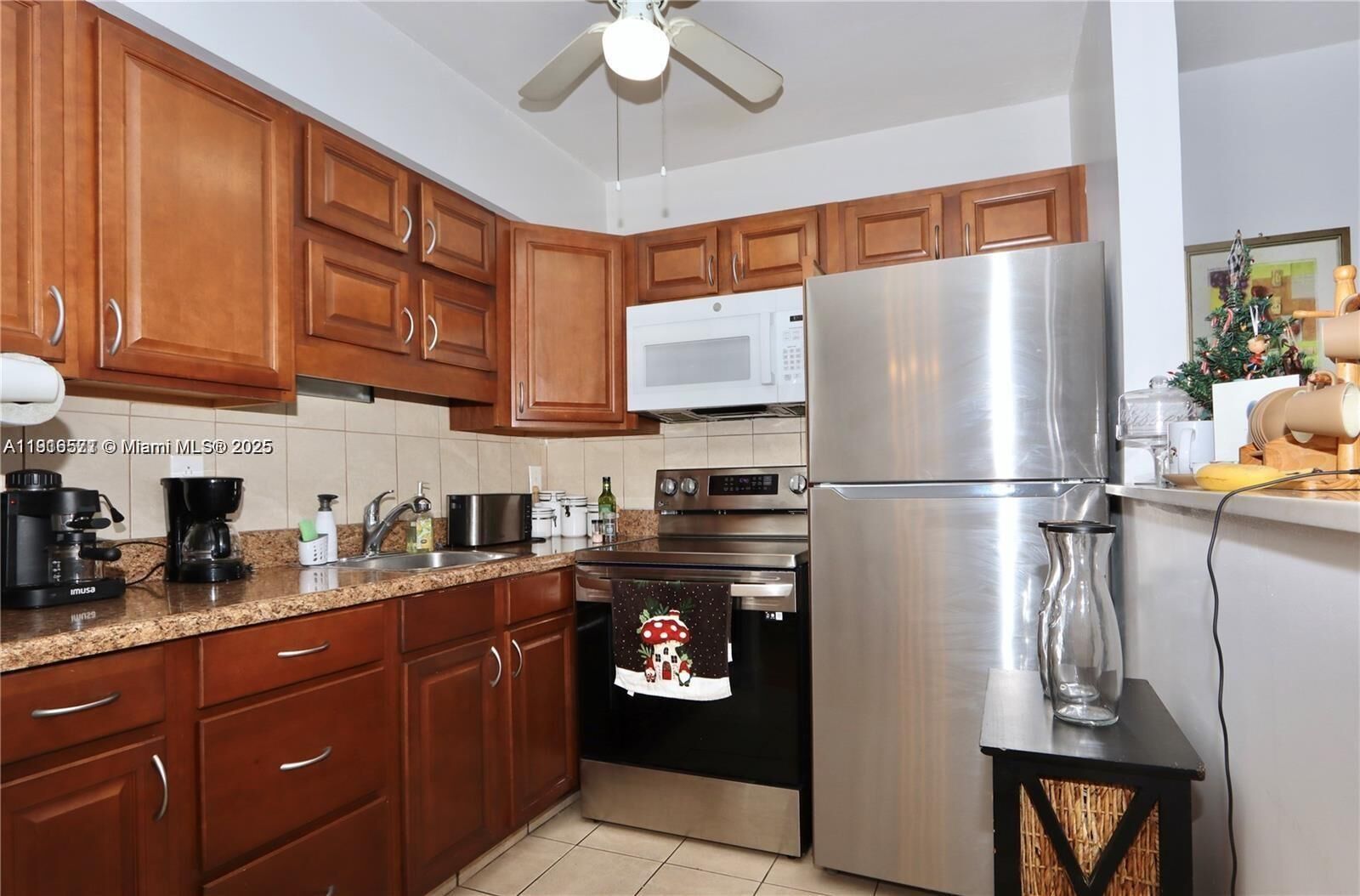 Property Photo:  900 SW 11th Ave 15C  FL 33009 