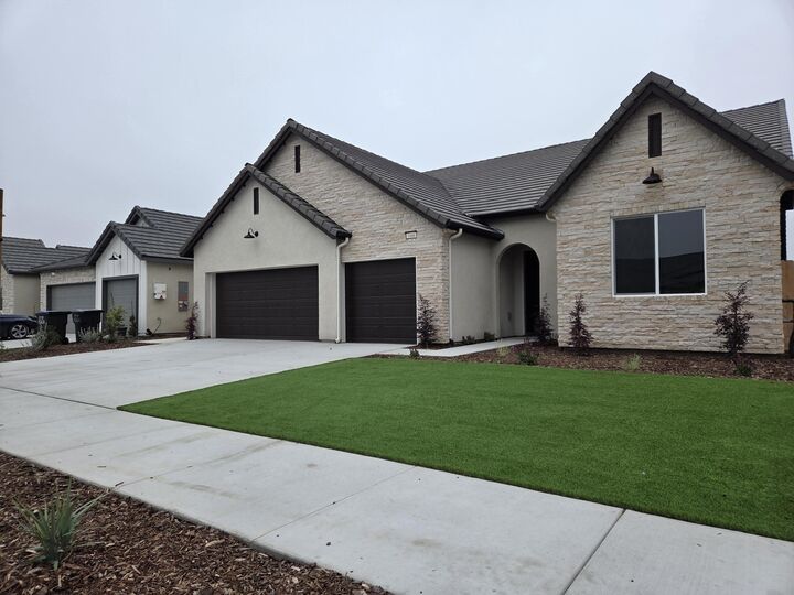 Property Photo: 5006 W Oakridge Court Syc 76 CA 93291