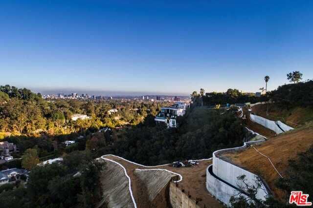 Property Photo:  1862 Mango Way  CA 90049 