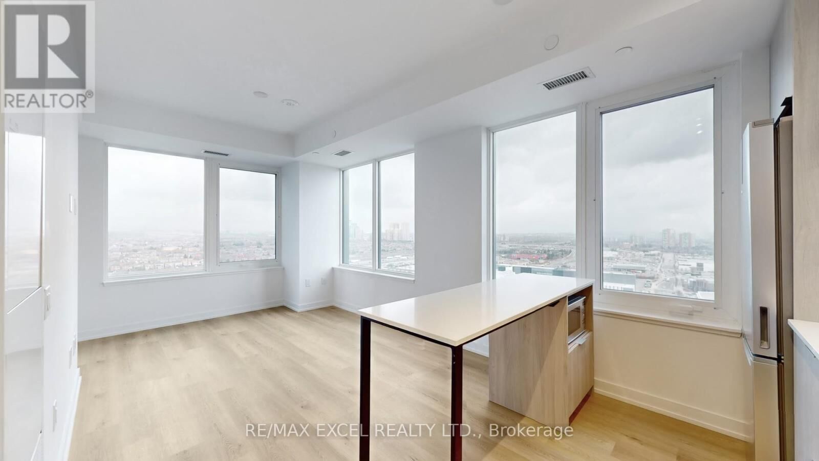 Property Photo:  395 Square One Drive 1903  ON L5B 0P6 