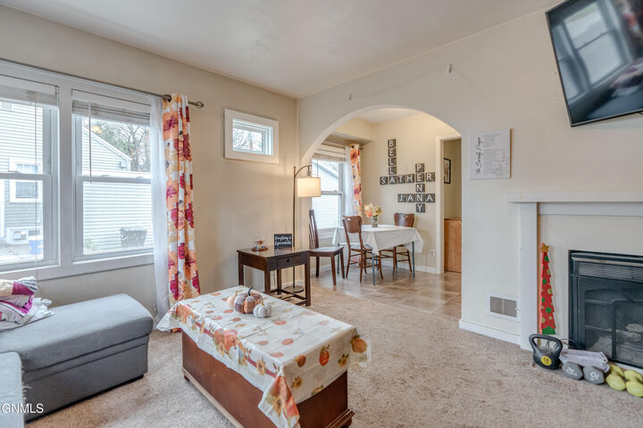 Property Photo:  909 E Avenue E  ND 58501 