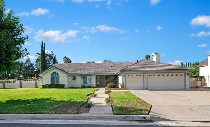 Property Photo:  11691 Knoll Vista  CA 92555 