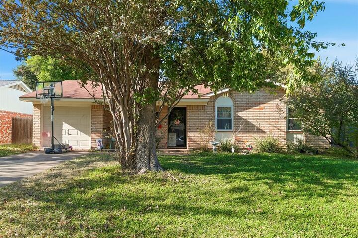 Property Photo:  562 W Ferndale Lane  TX 75052 