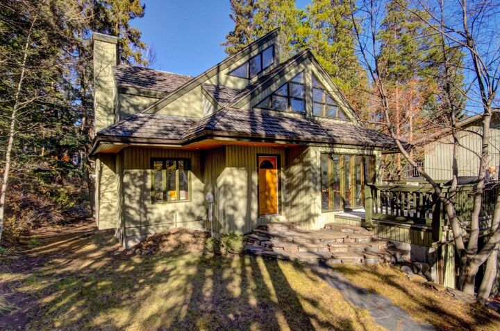 Property Photo:  1050 Rundleview Drive  AB T1W 2P7 