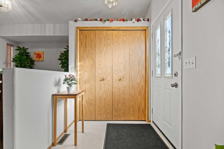 Photo de la propriété: 6938 Laguna Way NE AB T1Y 6W2