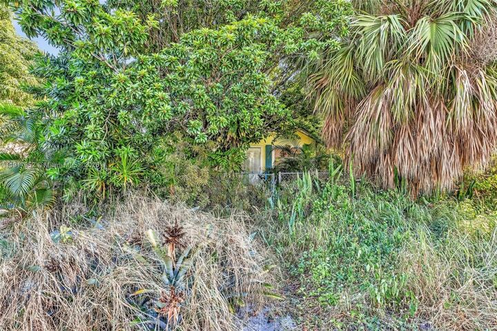 Property Photo:  424 N J St  FL 33460 