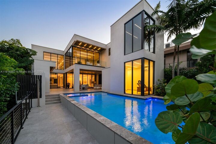 Property Photo:  725 NE 77th St  FL 33138 