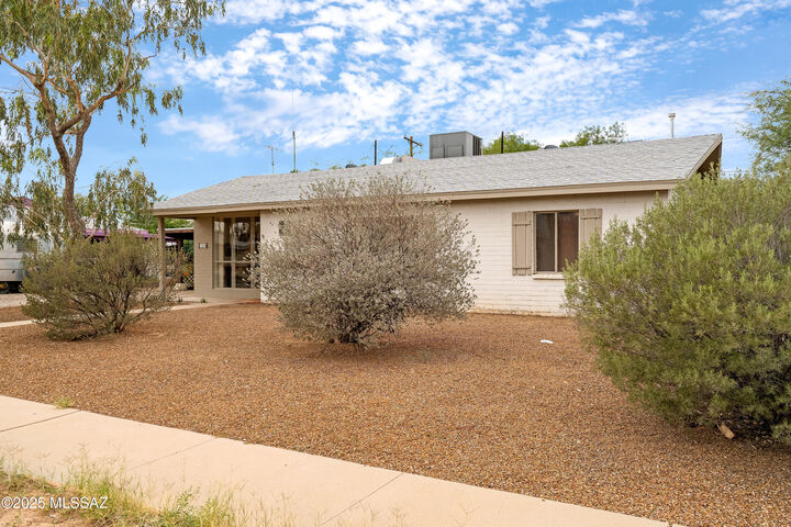 Property Photo:  824 S Catalina Avenue  AZ 85711 