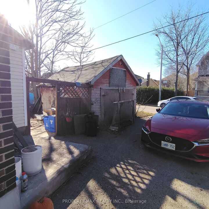 Property Photo: 304 West Scugog Lane ON L1C 3K2