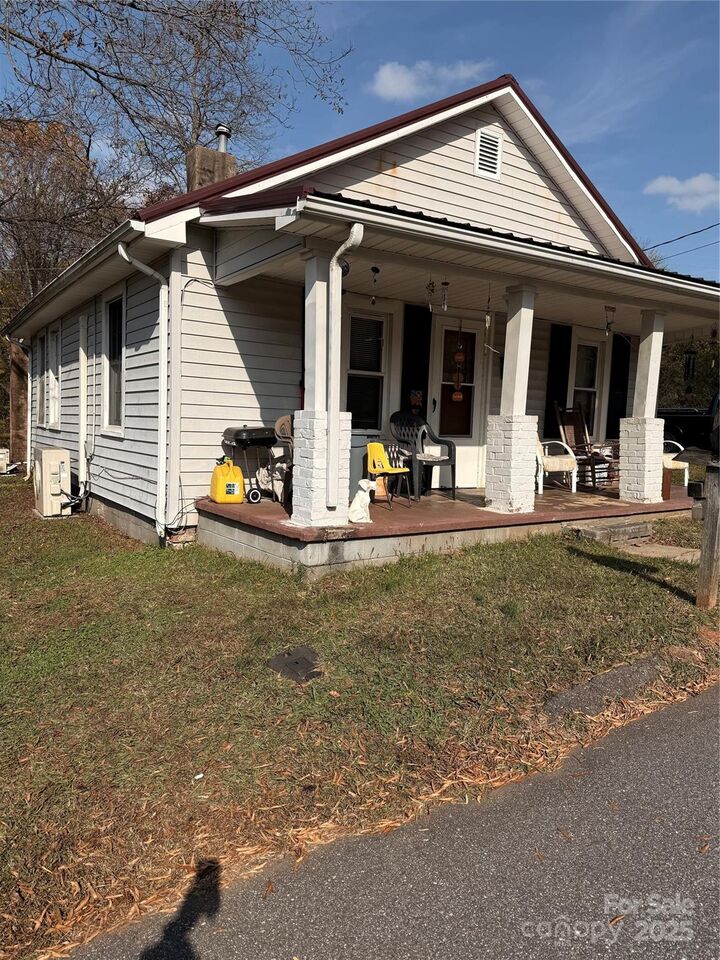 Property Photo:  1418 Huggins Street  NC 28677 