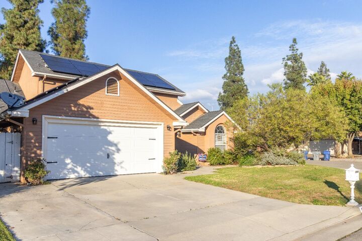 Property Photo: 1204 E Salem Avenue CA 93720