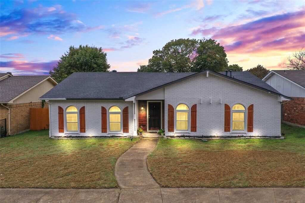 Property Photo: 7306 Blackwillow Lane TX 75249