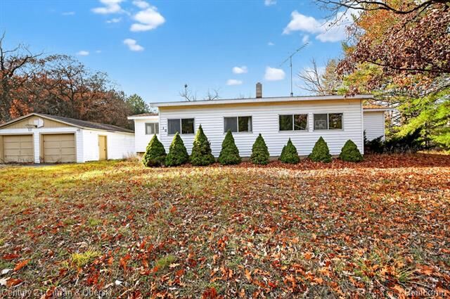 Property Photo:  10 S Imperial Drive  MI 48763 