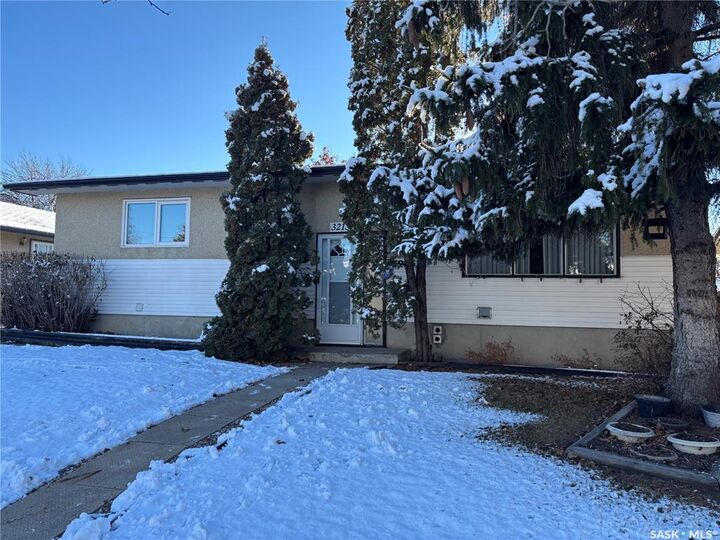 Property Photo:  3213 33rd Street W  SK S7L 4R1 